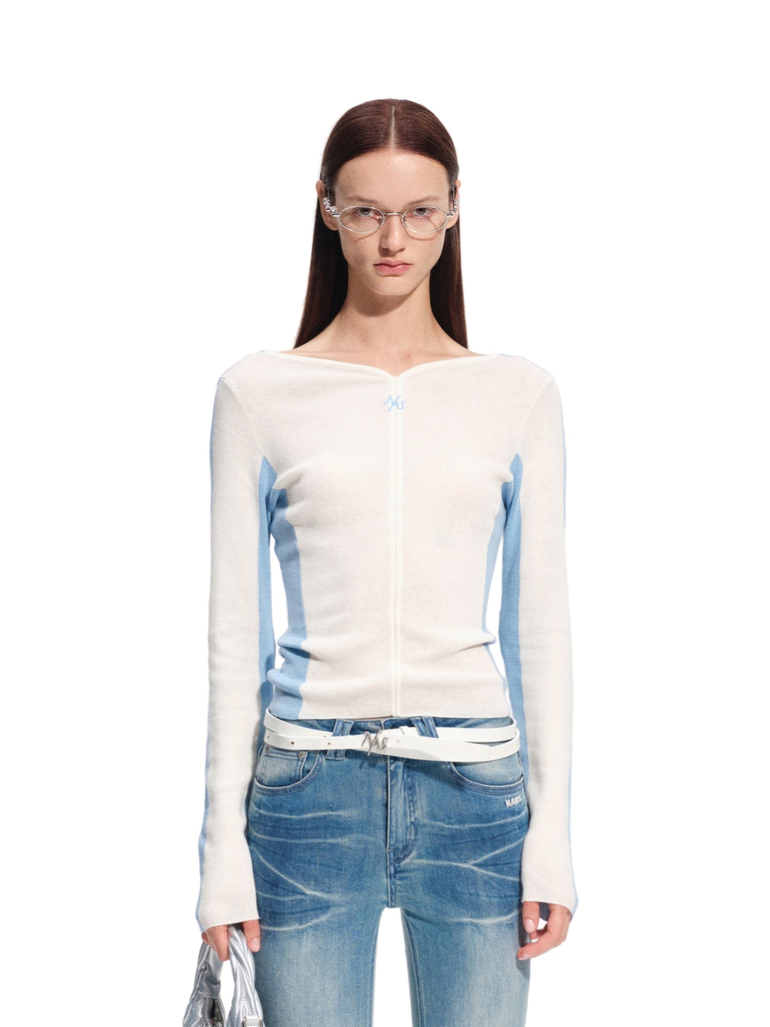 별이 빛나는 푸른색과 흰색 폭포 뜨개질 전나무